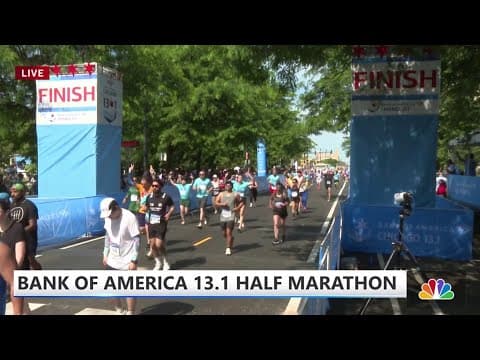 Mira a los corredores cruzar la línea de meta del medio maratón Bank of America 13.1